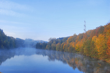 Landschaft mit Nebel am Morgen