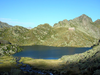 Fototapeta na wymiar lac et refuge de la Glère