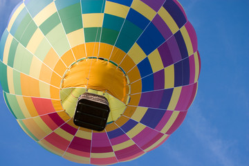 Naklejka premium Rainbow Hot Air Balloon