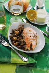 Salmone ai funghi - Secondi di pesce - Ricette della Toscana