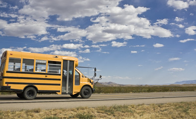 Fototapeta na wymiar Mały autobus szkolny na drodze