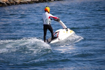 Homme sur un jet ski