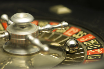 Makroaufnahme eines alten Roulette-Tisches.