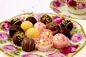 viele Pralienen in pink und schokolade