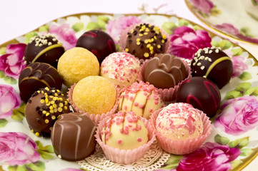 viele Pralienen in pink und schokolade