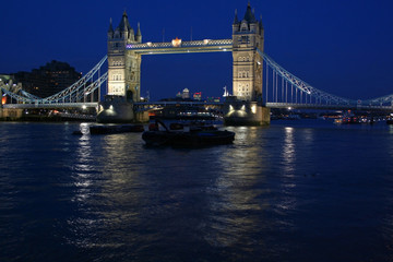 Fototapeta na wymiar Tower bridge de nuit