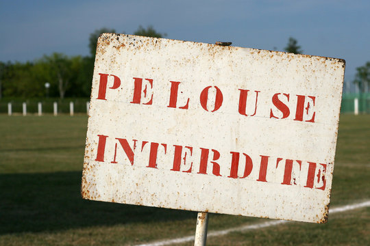 pelouse de terrain interdite