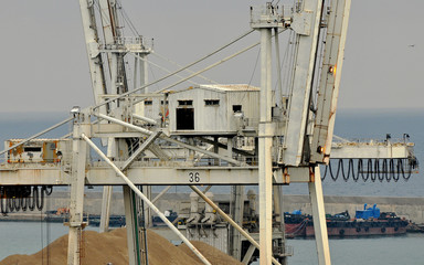 gru e piattaforma da lavoro in porto
