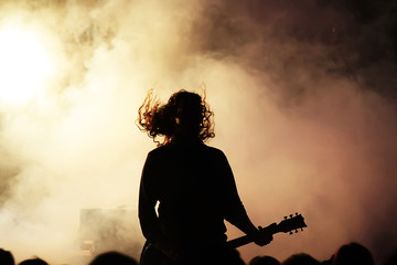 Fototapeta na wymiar gitarzysta w akcji na scenie