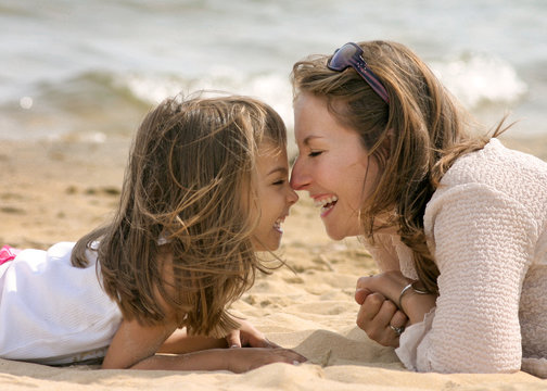 c&acirc;lin entre m&egrave;re et fille sur la plage