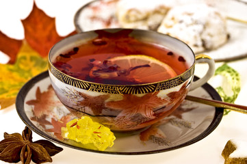 Tasse Tee mit Zitrone und Gebäck