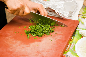 Picando perejil sobre una tabla