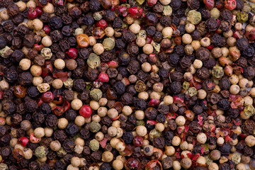 Körner von buntem Pfeffer als Hintergrund