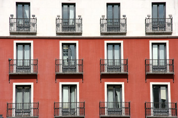 Fototapeta na wymiar Okna budynku przy Plaza Mayor w Valladolid, Hiszpania