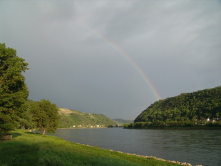 Regenbogen über Rhein