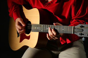 Obraz na płótnie Canvas Close-up hands with guitar