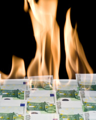 100 Euro Geldscheine stehen in Flammen