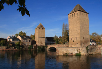 Fototapeta na wymiar Tours des remparts de Strasbourg