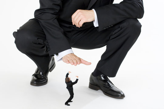 petit boss salari&eacute; entreprise rapport force &eacute;craser aplatir r&eacute;du
