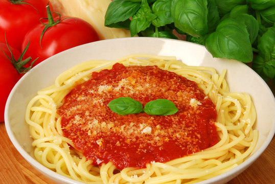 Pasta with tomato sauce and fresh basil