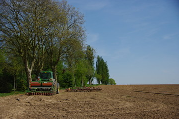 Fototapeta premium champs et tracteur