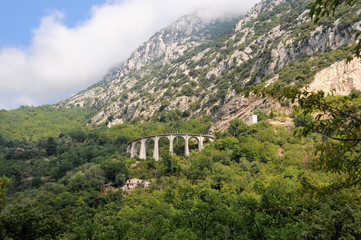 Rundbr&uuml;cke in den Bergen