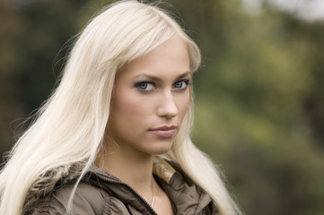 Fototapeta premium blond and nice girl with long hair in a outdoor portrait