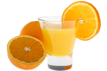 Orangensaft mit frischen Orangen