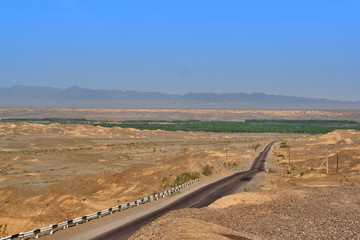 route de la soie, dans le desert du kazakhstan,