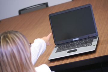 Frau am Laptop zeigt auf ein besonderes Ereignis