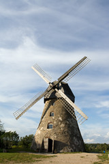 Plakat Tradycyjne Old holenderski wiatrak z Łotwy przeciw błękitne niebo