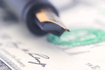Close-up  autographing - image banknote