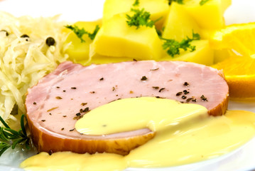 Kasseler Scheiben  mit Soße ,Kartoffeln,Sauerkraut