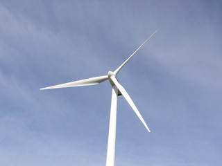 éolienne sur ciel cobalt