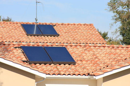 2 panneaux solaires sur 2 toits diff&eacute;rents