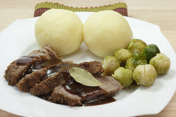 Rinderbraten mit Kartoffelknoedel