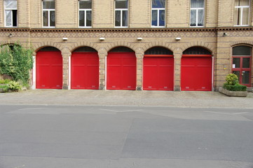 Portes de garages rouges, Caserne de pompiers. Berlin.
