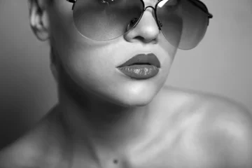 Wandcirkels aluminium Fashion portrait of young pretty woman with glasses © Egor Mayer