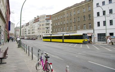 Vélo rose et tramway jaune, rue de Berlin, Allemagne.
