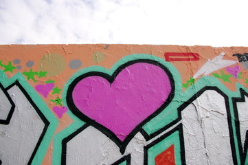 Coeur fuchsia peint sur un mur, Graffiti, Berlin, Allemagne.