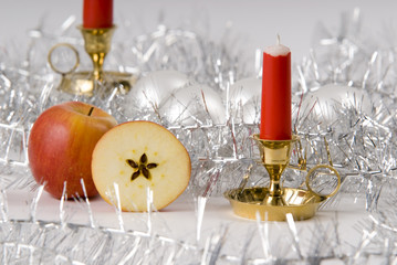 Stille mit Apfel und Kerzenständer