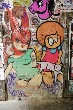 Personnages féminins dessinés sur un mur. Berlin.