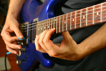 Obraz na płótnie Canvas człowiek grać solo na gitarze niebieski