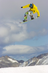 Naklejka na ściany i meble żółty snowboardzista