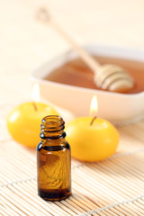 Obraz na płótnie Canvas honey essential oil and fresh honey - beauty treatment