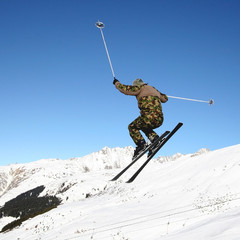 Armeeangehöriger beim Skifahren hoch in der Luft fliegend