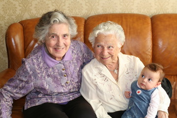 génération famille - grand-mère et petite fille