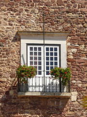 Fototapeta na wymiar Okna w ścianach