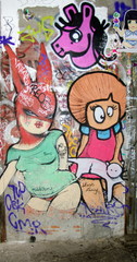 Personnages féminins dessinés sur un mur. Berlin.