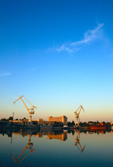 Obraz premium Wide-angle photo of cranes in a shipbuilding plant